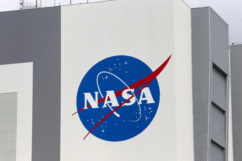 Biểu trưng của NASA được nhìn thấy tại Trung tâm Vũ trụ Kennedy. Ảnh: Reuters.