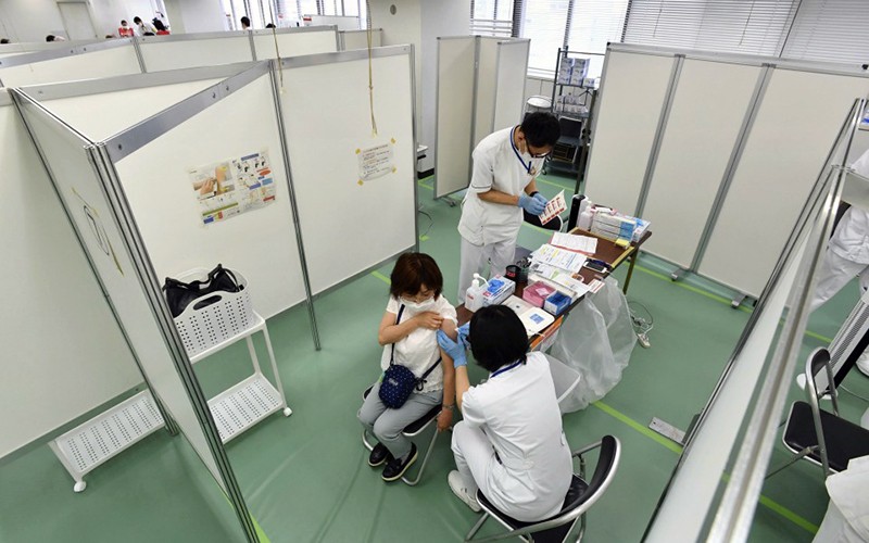 Trung tâm tiêm vắc-xin ngừa Covid-19 quy mô lớn ở thủ đô Tô-ki-ô (Nhật Bản). Ảnh: KYODO