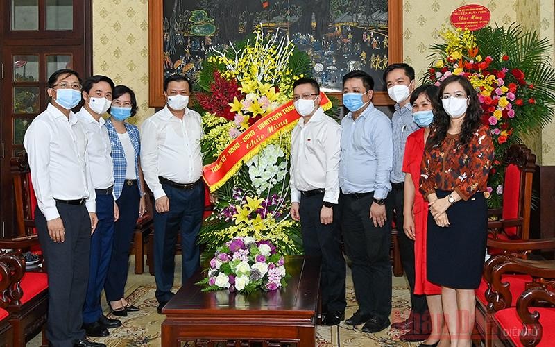 Đồng chí Đinh Tiến Dũng, Ủy viên Bộ Chính trị, Bí thư Thành ủy Hà Nội cùng các đồng chí lãnh đạo thành phố tặng hoa chúc mừng Báo Nhân Dân. Ảnh: Duy Linh