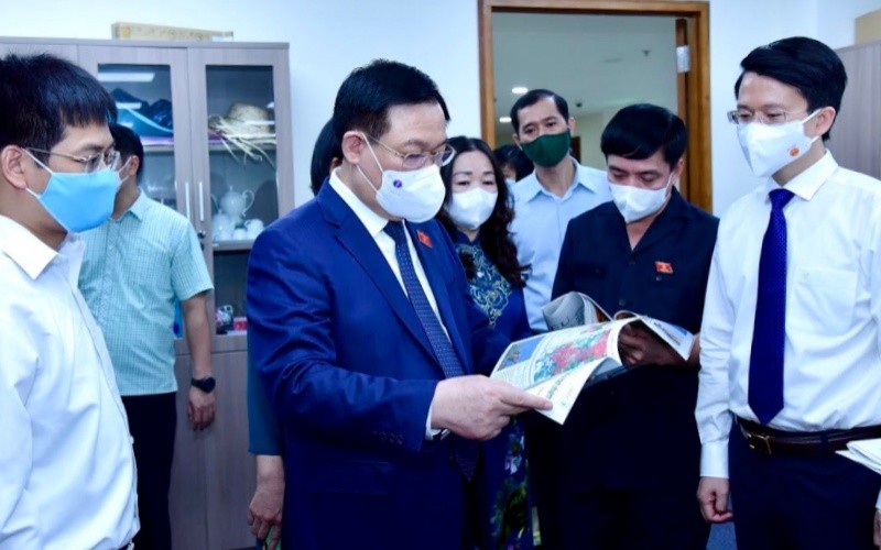 Chủ tịch Quốc hội Vương Đình Huệ xem ấn phẩm của báo Đại biểu nhân dân.