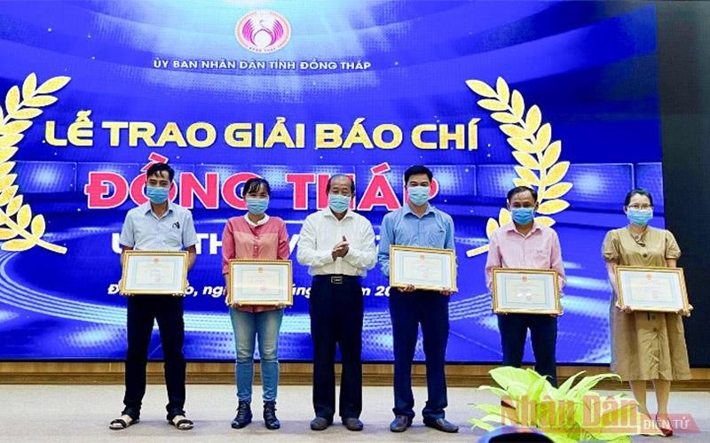 Phó Chủ tịch UBND tỉnh Đồng Tháp Đoàn Tấn Bửu trao thưởng cho các tác giả và nhóm tác giả đạt giải A
