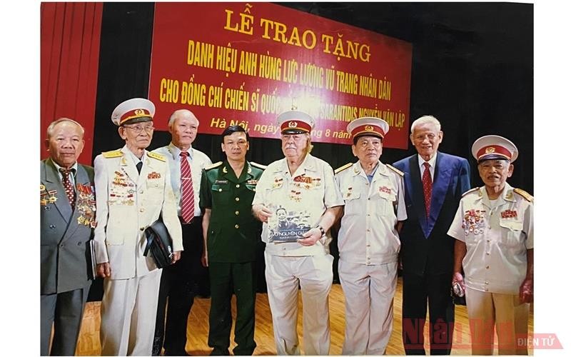 Đồng chí Kostas Sarantidis Nguyễn Văn Lập (thứ tư, từ bên phải) cùng nhà báo Đặng Minh Phương (thứ hai, từ bên phải) và đồng đội, bạn bè trong ngày nhận danh hiệu Anh hùng Lực lượng vũ trang nhân dân Việt Nam.