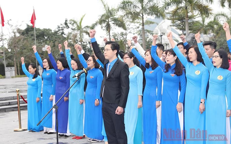 Các Đảng viên mới tuyên thệ trước tượng đài đồng chí Vũ Văn Hiếu, Bí thư Đặc Khu ủy đầu tiên của Khu mỏ Quảng Ninh. Ảnh: QUANG THỌ.