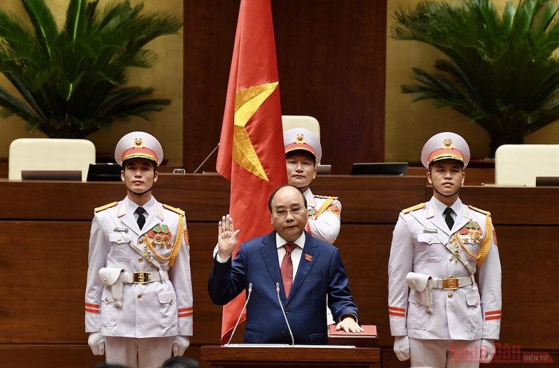 Chủ tịch nước Nguyễn Xuân Phúc thực hiện nghi lễ tuyên thệ nhậm chức, sáng 26/7. (Ảnh: DUY LINH)