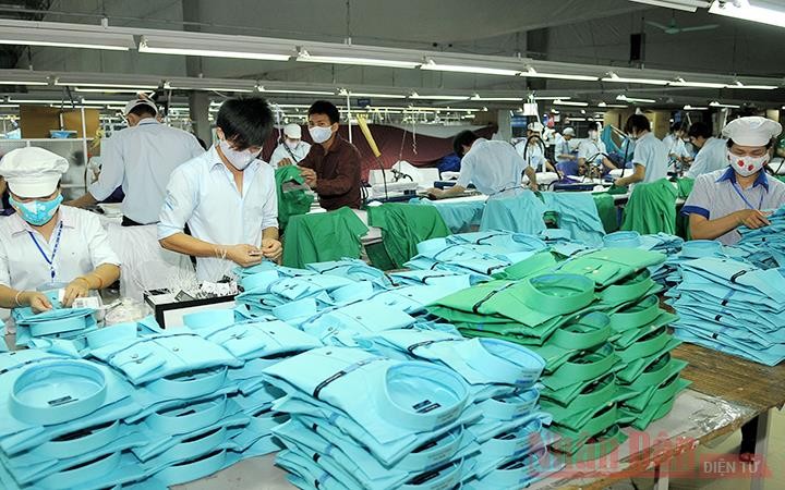 Kiểm đếm và đóng gói áo sơ-mi xuất khẩu tại Tổng công ty May 10. Ảnh: ĐĂNG KHOA 