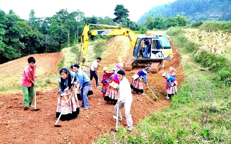 Đồng bào dân tộc H’Mông ở xã Quan Hồ Thẩn, huyện Si Ma Cai (Lào Cai) hiến đất ruộng để mở đường giao thông, xây dựng nông thôn mới.