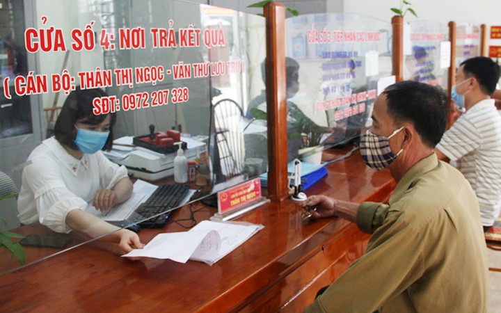 Người dân làm thủ tục hành chính tại bộ phận một cửa huyện Việt Yên, tỉnh Bắc Giang.