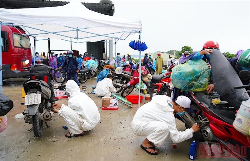 Đội SOS sinh viên đặc biệt tại Đà Nẵng đang cứu hộ xe máy cho người dân qua TP Đà Nẵng.