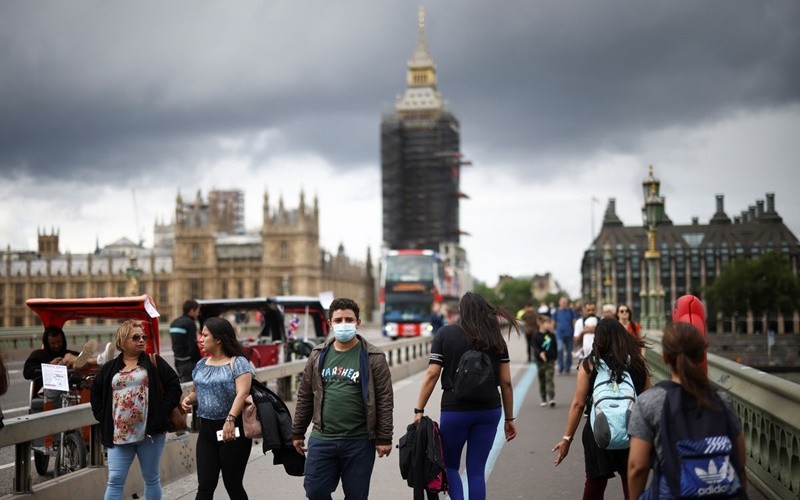 Người dân đi bộ trên cầu Westminster, Anh, tháng 7/2021. (Ảnh: Reuters)