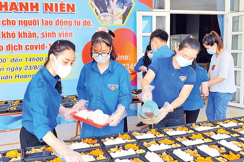 Mô hình “Bếp xanh thanh niên" của tuổi trẻ quận Hoàng Mai hỗ trợ hàng nghìn suất ăn cho người dân có hoàn cảnh khó khăn.