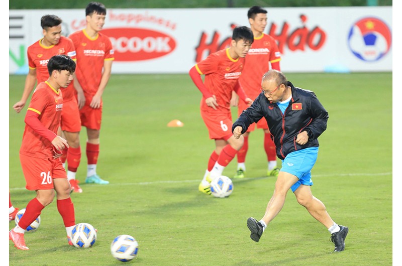 Huấn luyện viên Park Hang-seo trong buổi tập cùng đội tuyển Việt Nam. (Ảnh: VFF)