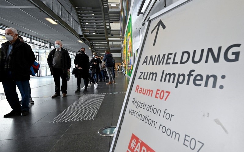 Người dân xếp hàng chờ tiêm chủng tại Đức. (Ảnh: Reuters)