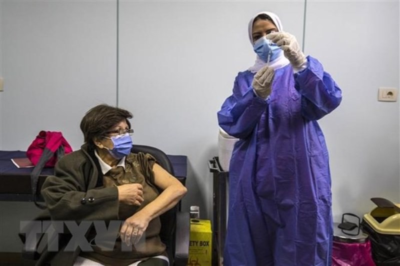Nhân viên y tế tiêm vaccine phòng Covid-19 cho người dân tại Cairo, Ai Cập, ngày 4/3. (Ảnh: AFP/ TTXVN)