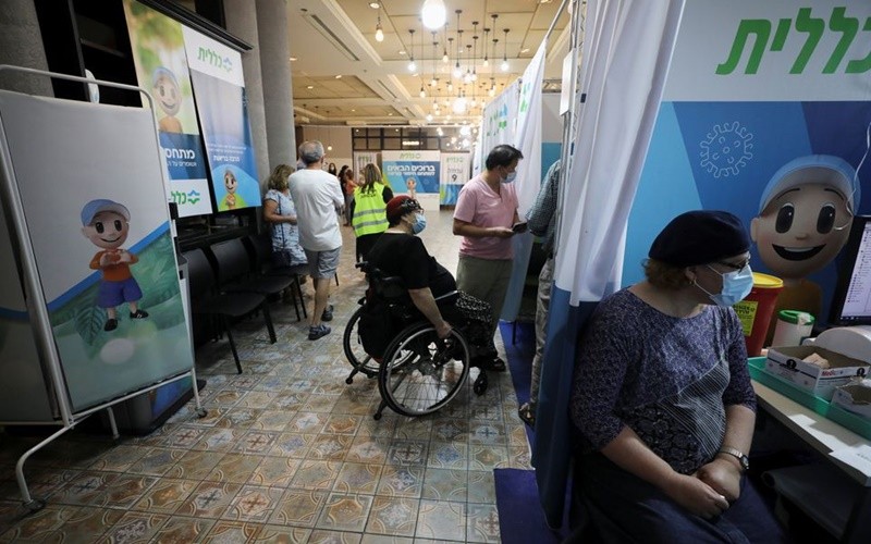 Người dân chờ tiêm liều vaccine ngừa Covid-19 thứ ba tại Jerusalem, tháng 8/2021. (Ảnh: Reuters)