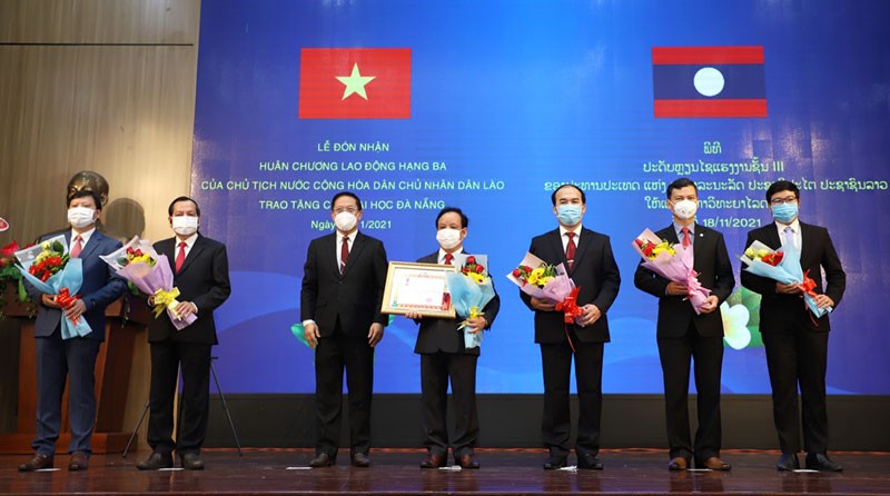 Đại học Đà Nẵng đón nhận Huân chương Lao động hạng Ba của Chủ tịch nước Cộng hòa Dân chủ Nhân dân Lào.