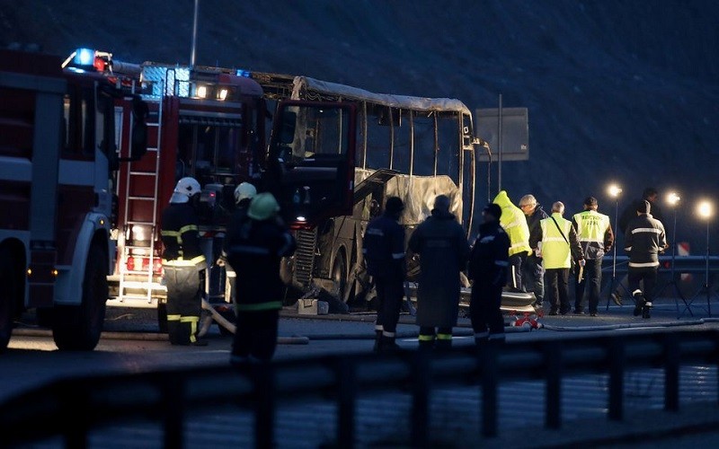 Hiện trường chiếc xe buýt mang biển số Bắc Macedonia bốc cháy trên đường cao tốc ở Bulgaria, khiến ít nhất 45 người thiệt mạng, ngày 23/11/2021. (Ảnh: Reuters)