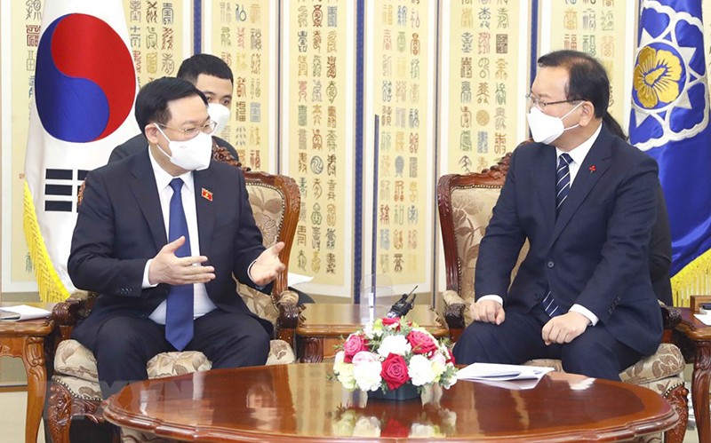 Chủ tịch Quốc hội Vương Đình Huệ hội kiến Thủ tướng Hàn Quốc Kim Boo Kyum. (Ảnh: TTXVN) 