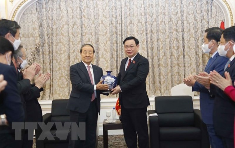 Chủ tịch Quốc hội Vương Đình Huệ tặng quà lưu niệm cho đại diện dòng họ Lý gốc Việt. (Ảnh: Doãn Tấn/TTXVN)