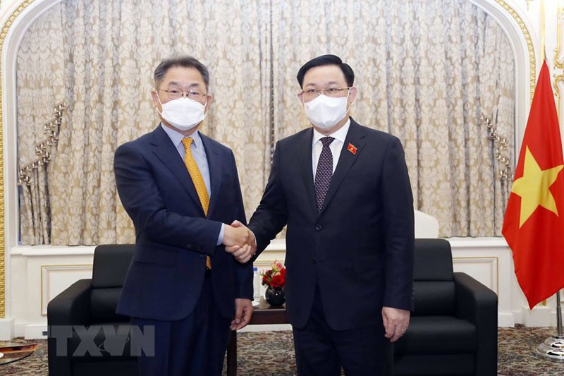 Chủ tịch Quốc hội Vương Đình Huệ tiếp ông Ji Jong-rip, Chủ tịch kiêm Tổng Giám đốc Tập đoàn Amkor Technology. (Ảnh: TTXVN)