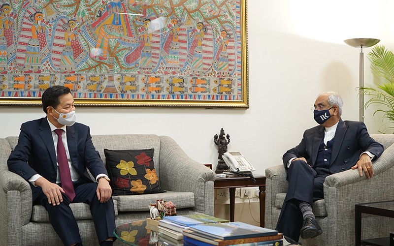 Phó Thủ tướng Chính phủ Lê Minh Khái (bên trái) và Phó Chủ tịch Viện Chuyển đổi quốc gia Ấn Độ Rajiv Kumar. (Ảnh: Phan Tùng/VOV) 