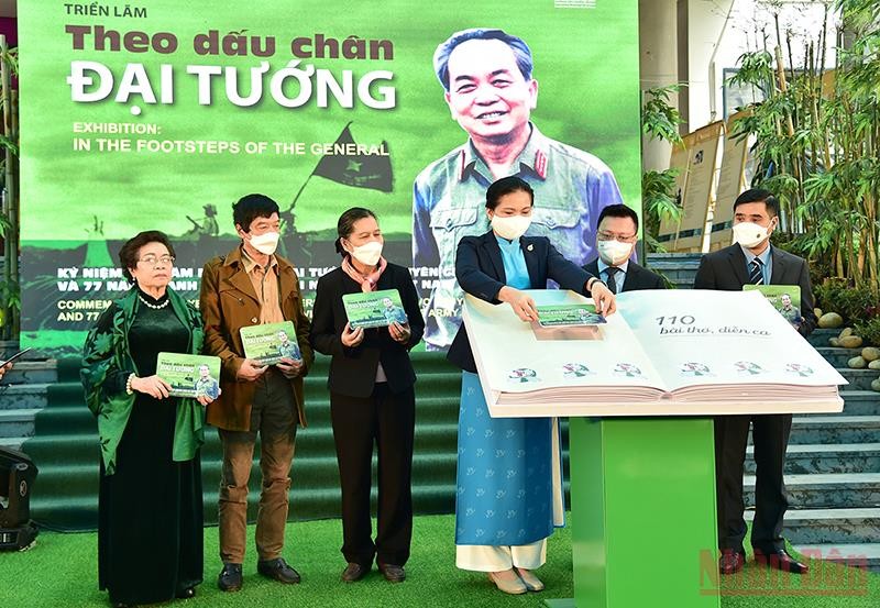 Các đại biểu cùng tác giả Nguyễn Thị Mỹ Dung thực hiện nghi lễ khai mạc triển lãm. Ảnh: Thành Đạt
