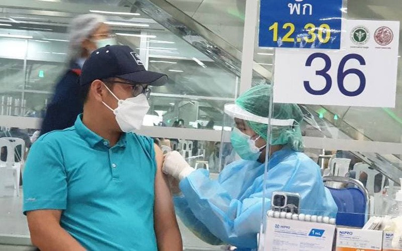 Người dân tiêm mũi vaccine tăng cường tại Trung tâm tiêm chủng ở ga Bang Sue, thủ đô Bangkok, Thái Lan.