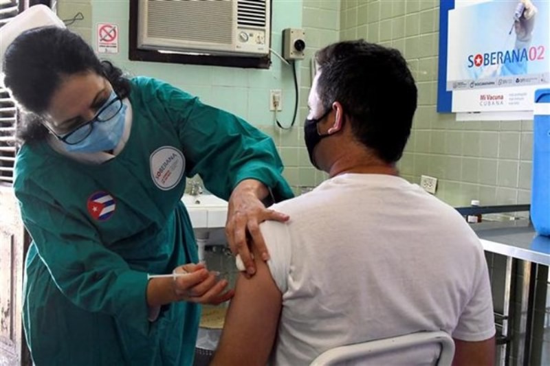 Nhân viên y tế tiêm thử nghiệm vaccine Soberana 2 phòng Covid-19 của Cuba cho tình nguyện viên tại La Habana, ngày 31/3/2021. (Ảnh: AFP/TTXVN)