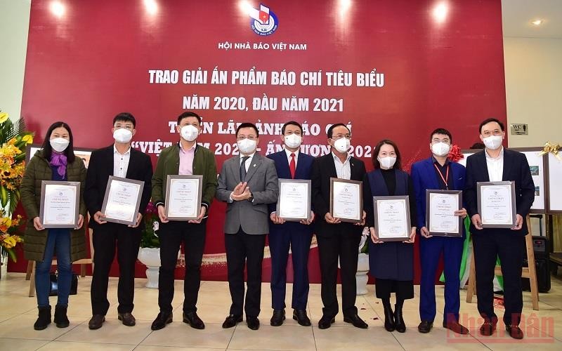 Trao giải Giao diện điện tử Tết ấn tượng trong khuôn khổ giải thưởng Ấn phẩm báo chí tiêu biểu của Hội Nhà báo Việt Nam. (Ảnh: THÀNH ĐẠT)