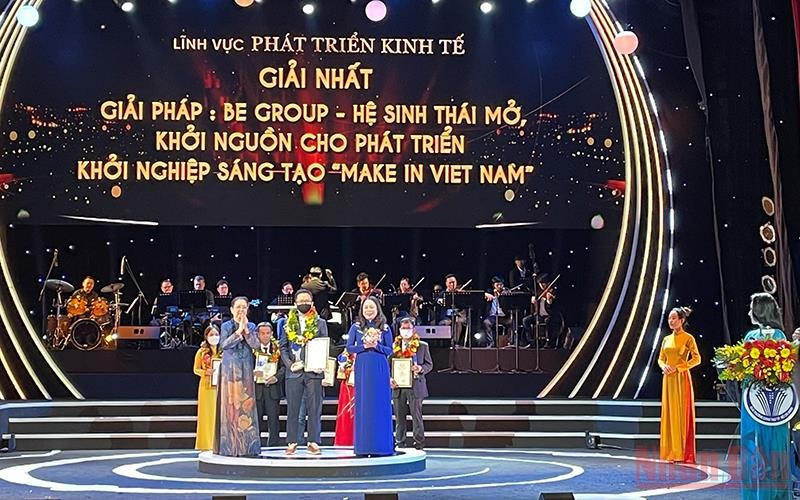 Phó Chủ tịch nước Võ Thị Ánh Xuân trao giải Nhất cho Công trình “Be Group-Hệ sinh thái mở, khởi nguồn cho phát triển khởi nghiệp sáng tạo “make in Vietnam” của Công ty cổ phần Be Group.