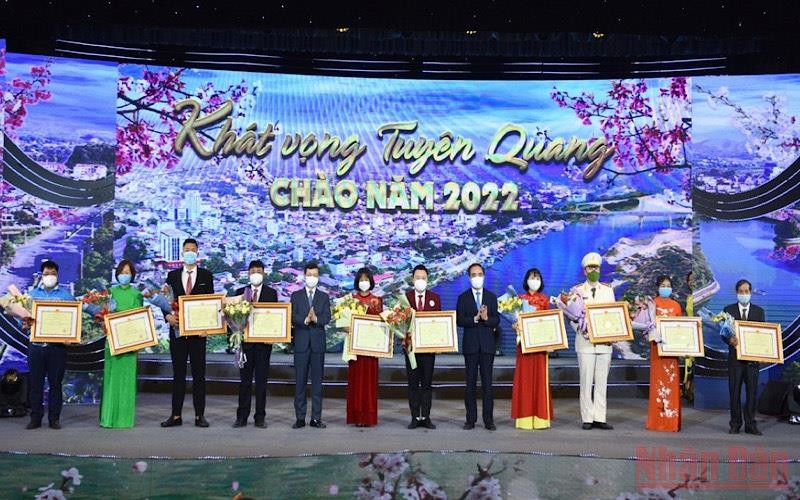 Vinh danh 10 Công dân Tuyên Quang tiêu biểu năm 2021.