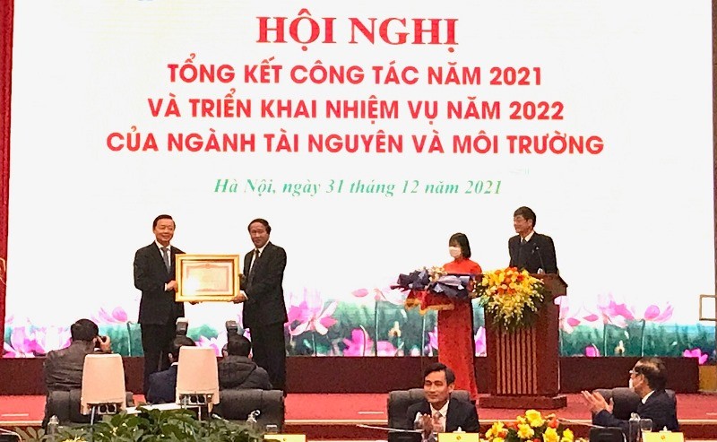 Phó Thủ tướng Chính phủ Lê Văn Thanh trao Bằng khen của Thủ tướng Chính phủ cho lãnh đạo Bộ Tài nguyên và Môi trường.