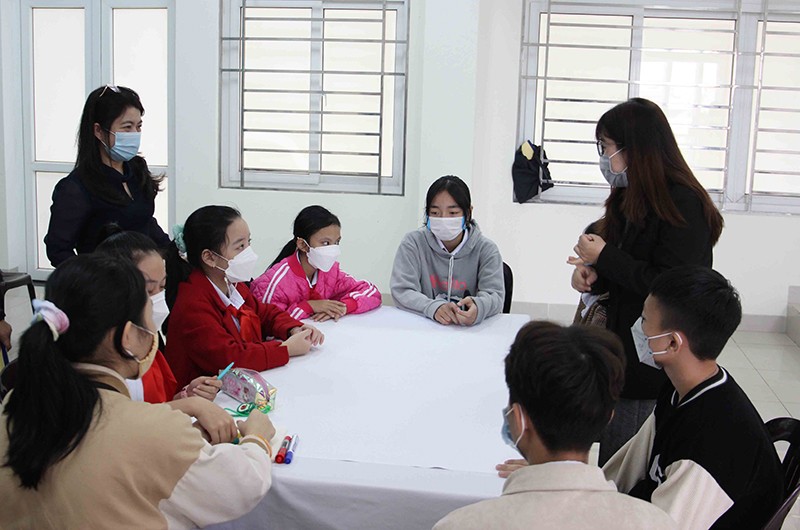 Các đại biểu trẻ em thảo luận, đóng góp ý kiến tham gia xây dựng thành phố thân thiện, lành mạnh với trẻ em.