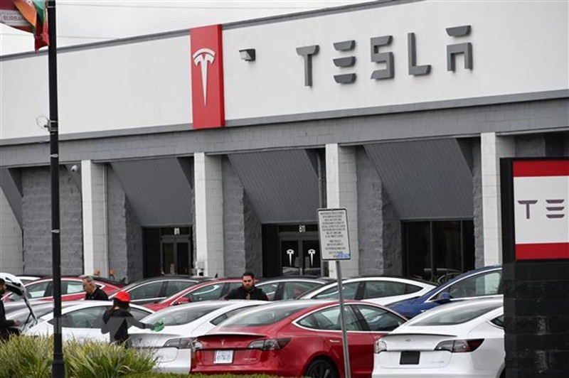 Một cửa hàng của Tesla tại Burbank, California, Mỹ. (Ảnh: AFP/TTXVN)