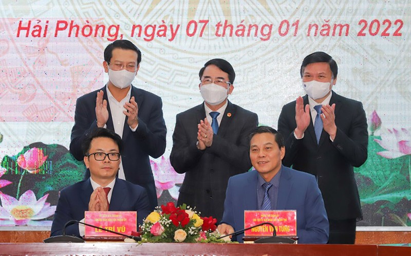 Đồng chí Nguyễn Văn Tùng, Chủ tịch UBND thành phố và đồng chí Lê Trí Vũ, Trưởng Ban Dân vận Thành ủy ký kết Chương trình phối hợp.