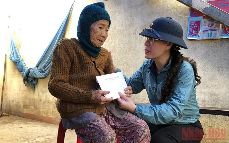 Bí thư Tỉnh ủy Quảng Ngãi Bùi Thị Quỳnh Vân thăm hỏi, tặng quà cho hộ nghèo bị thiệt hại do thiên tai.
