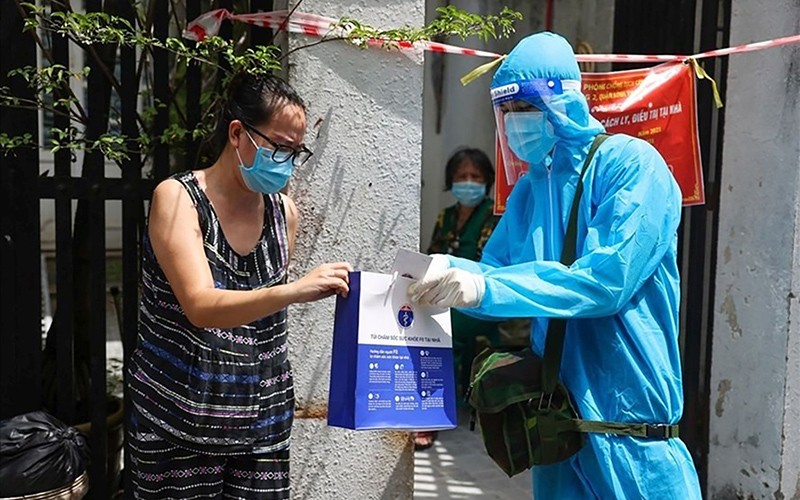 Nhân viên y tế cung cấp túi thuốc điều trị Covid-19 cho bệnh nhân điều trị tại nhà ở thành phố Hồ Chí Minh. Ảnh: THỤC LAM