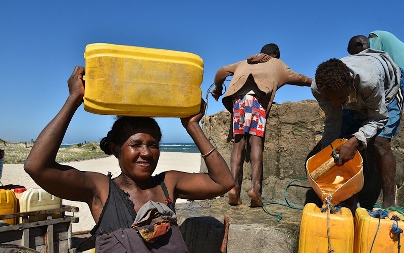 Người dân lấy nước sạch từ giếng trên bãi biển Faux Cap ở Madagascar. (Ảnh: WFP)
