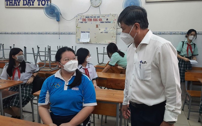 Giám đốc Sở Giáo dục và Đào tạo TP Hồ Chí Minh Nguyễn Văn Hiếu kiểm tra công tác phòng, chống dịch Covid-19 tại Trường THCS Lý Phong, quận 5. 