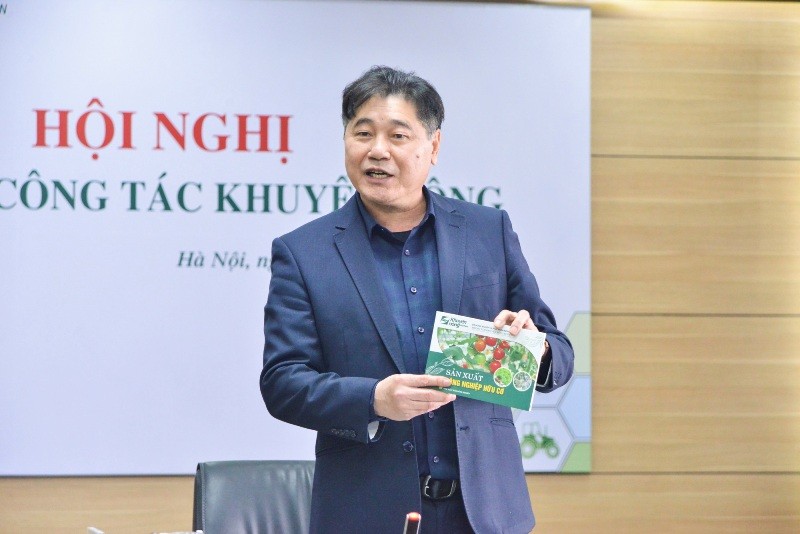 Giám đốc Trung tâm khuyến nông quốc gia Lê Quốc Thanh, giới thiệu về những ấn phẩm, tài liệu mới do Trung tâm biên soạn, xuất bản.
