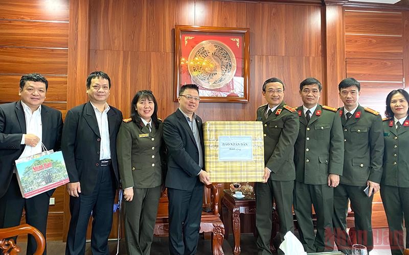Tổng Biên tập Báo Nhân Dân Lê Quốc Minh trao quà, chúc Tết lãnh đạo và cán bộ Cục Công tác Đảng và công tác chính trị (Bộ Công an).