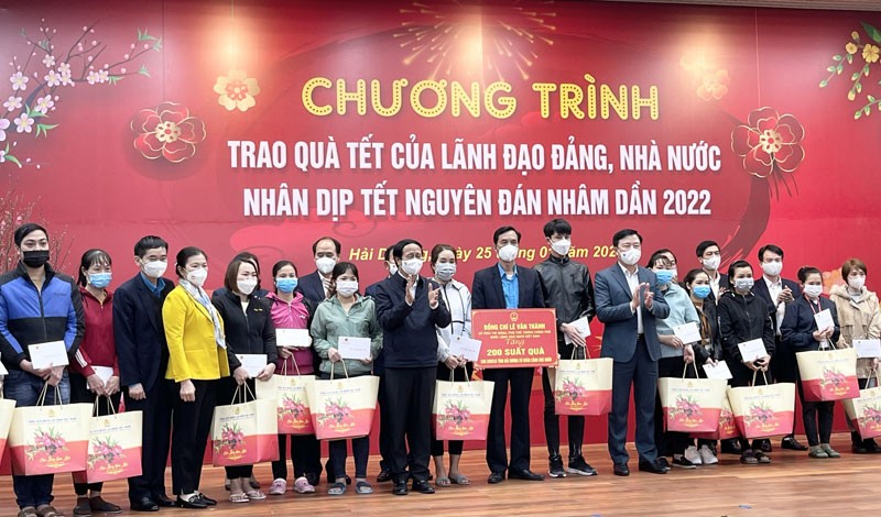 Phó Thủ tướng Lê Văn Thành trao quà Tết tặng công nhân lao động.