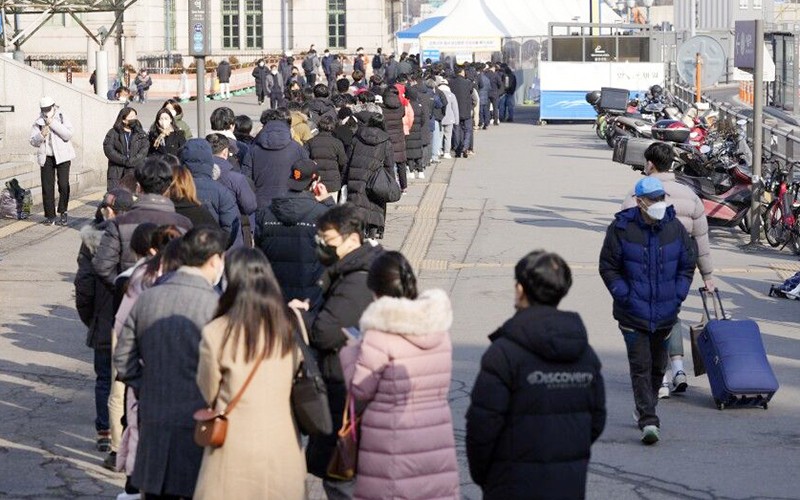 Người dân Hàn Quốc xếp hàng chờ xét nghiệm Covid-19.
