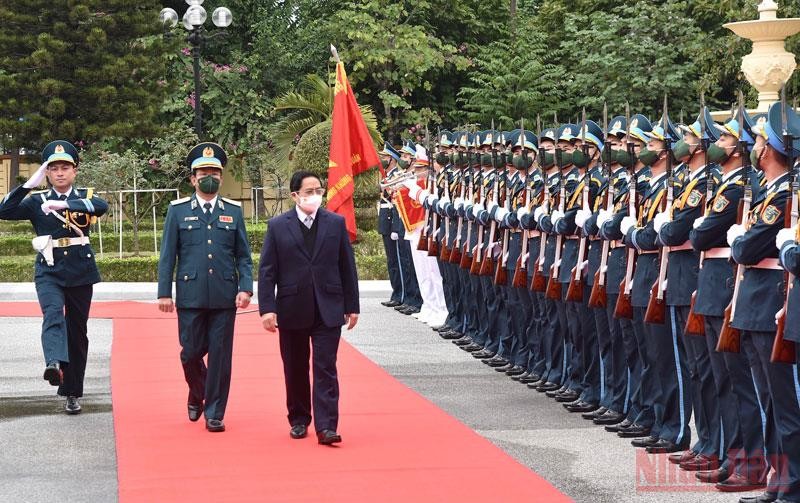 Thủ tướng Phạm Minh Chính thăm, chúc Tết và kiểm tra công tác ứng trực sẵn sàng chiến đấu của cán bộ, chiến sĩ Quân chủng Phòng không-Không quân. (Ảnh: TRẦN HẢI)