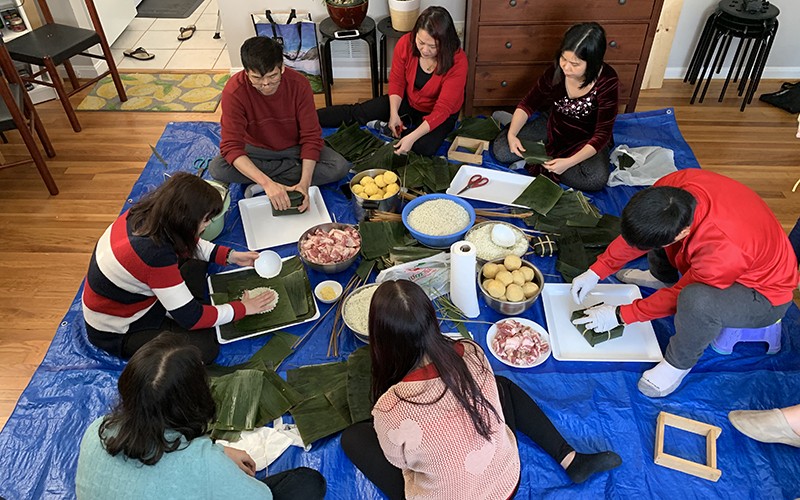 Người Việt sinh sống ở nước ngoài vẫn duy trì văn hóa truyền thống trong dịp Tết cổ truyền. Trong ảnh: Việt kiều tại Mỹ gói bánh chưng đón Tết.