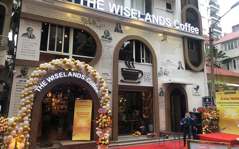 Thư quán cà-phê sách Wiselands Coffee tọa lạc trong ngõ Hạ Hồi (Hà Nội).