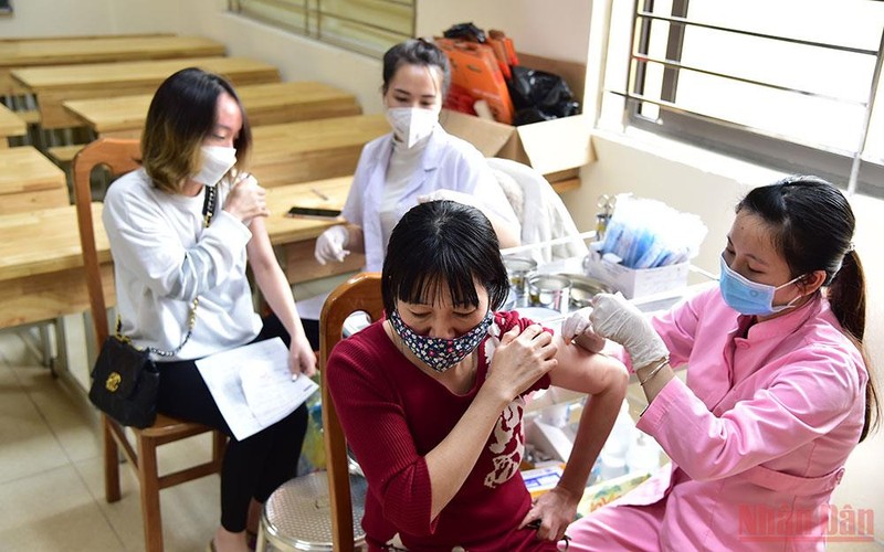 Tiêm vaccine ngừa Covid-19 cho người dân Hà Nội. (Ảnh: THÀNH ĐẠT)