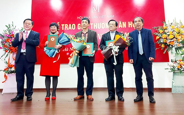 Đồng chí Nguyễn Trọng Nghĩa, Bí thư Trung ương Đảng, Trưởng Ban Tuyên giáo Trung ương trao giải cho các tác giả.