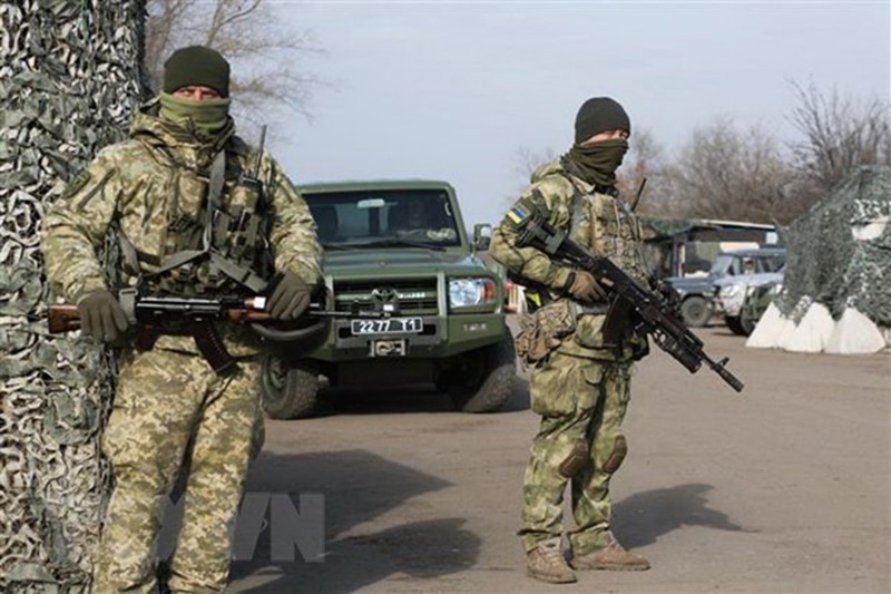 Quân nhân Ukraine tại một trạm gác ở thị trấn Zolote, vùng Lugansk, miền Đông Ukraine ngày 2/11/2019. (Ảnh: AFP/TTXVN)