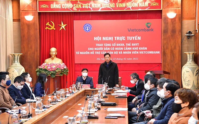 Vietcombank và Bảo hiểm xã hội Việt Nam trao tặng sổ bảo hiểm xã hội, thẻ bảo hiểm y tế cho người khó khăn