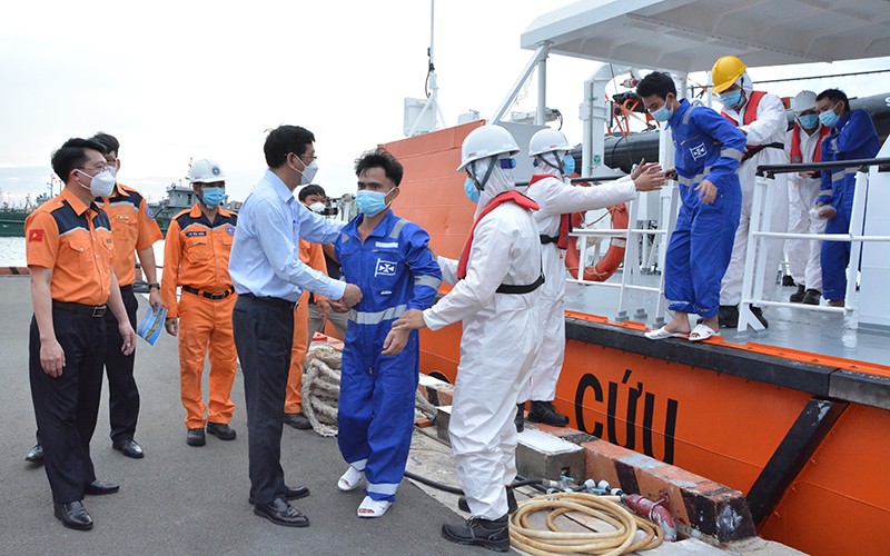 Thứ trưởng Giao thông vận tải Nguyễn Xuân Sang trực tiếp tham gia buổi bàn giao thuyền viên được cứu cho các cơ quan chức năng.